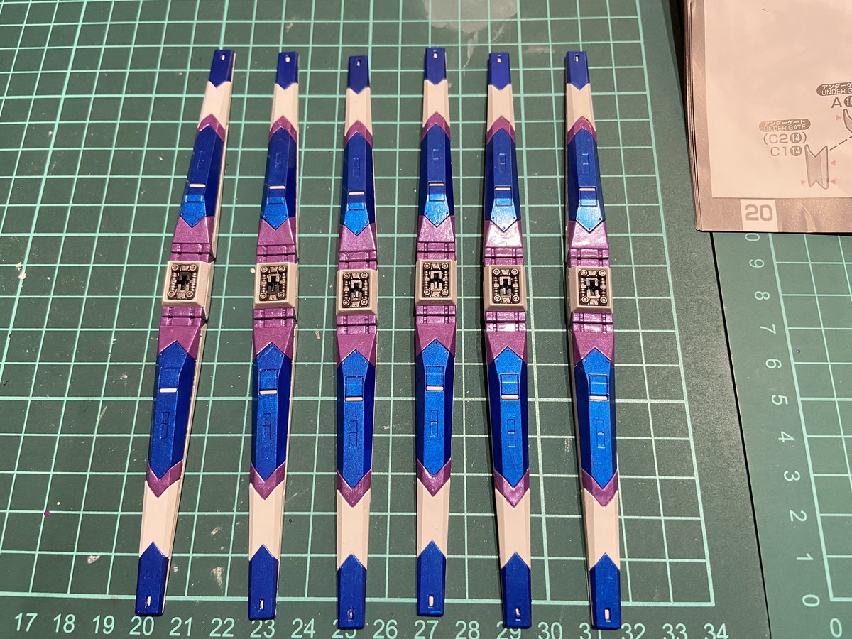ryo5338's tweet photo. 今回使用した塗料等をご紹介します。
【水性ホビーカラー】
メタリックブルー
ステラパープル
ディアクティブホワイト
スーパーファインゴールド、シルバー
赤鉄色（武器）
焼鉄色（内部フレーム）
【ウェザリング】
リアルタッチマーカー グレー2、グレー3
（白色部分はグレー2、その他はグレー3）
↓ https://t.co/qfghRI2fkw