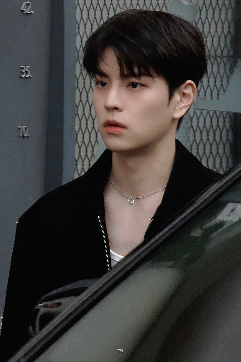 luvksminnie's tweet photo. the way seungmin was just serving so much face at a random ass ugg event https://t.co/OWiojDboyf