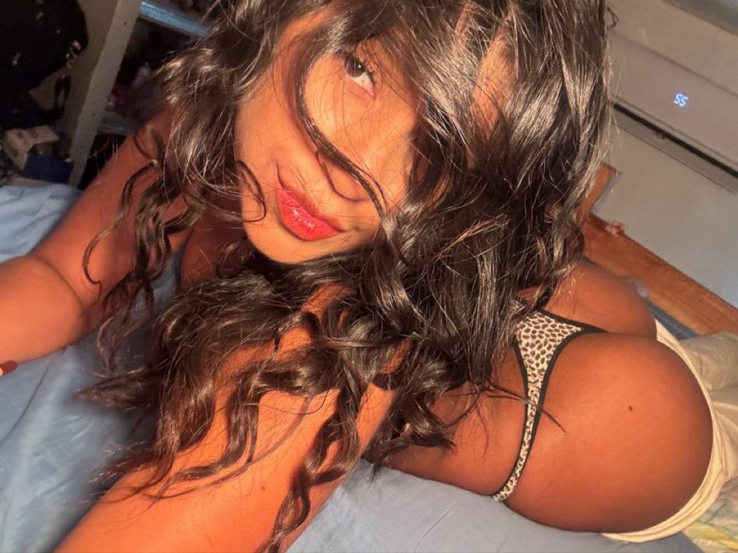 Dakota2har's tweet photo. Can we dm yoouu ? 
We’re soo bored rnn!🤫💕 https://t.co/fsm9O6sZAb
