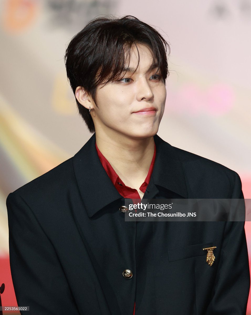 teu_kyaa's tweet photo. Jeongwoo on Getty images vs on Instagram https://t.co/OKGMNxMaRk