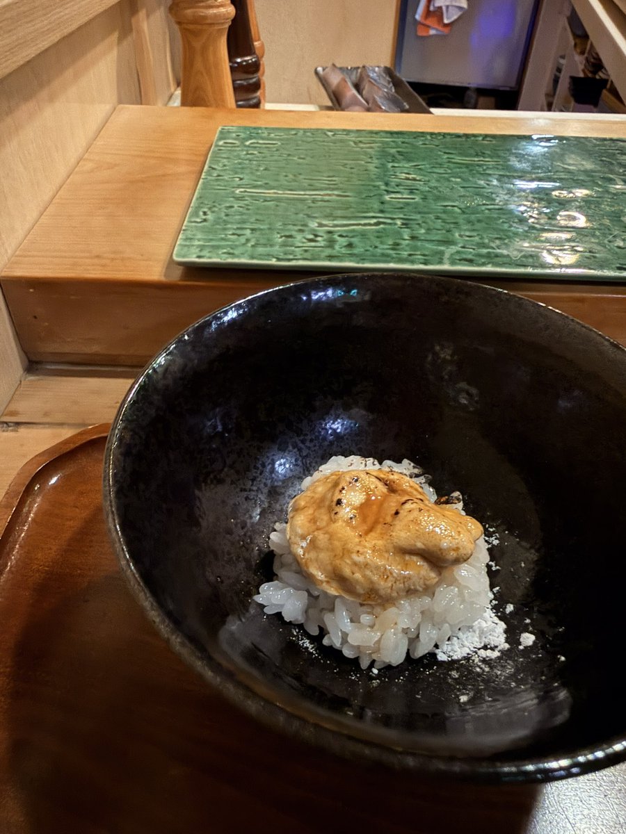 yuming_'s tweet photo. 下丸子『鮨 波づき』
この日使用するネタのお披露目からはじまり壁に貼り出された水無月の献立に書かれた品が順不同ですべて出てくる
写真は「あん肝のキャラメリゼ」と「トロタク」

銀座久兵衛での修行を経てLAの鮨店で数年間勤める経歴に裏打ちされた大将の技術力と遊び心のバランスが素晴らしい https://t.co/D9Ngw4vFFy