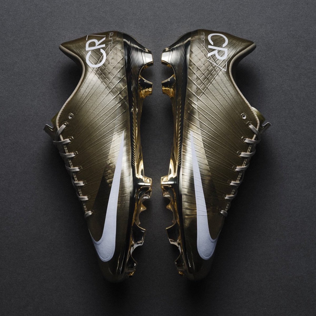joserra_espn's tweet photo. UN RÉCORD HISTÓRICO MERECE UNOS BOTINES A LA ALTURA!

Tras convertirse en el único futbolista en anotar en seis Mundiales, Cristiano Ronaldo estrenó este espectacular diseño dorado con el logo CR7. https://t.co/N7vELyYkuJ