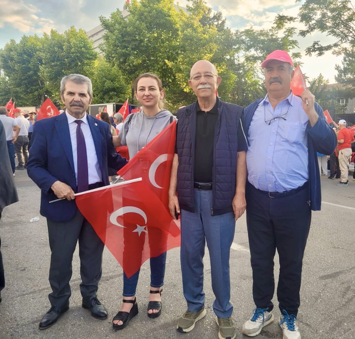Feridun_Bahsi's tweet photo. Bugün saat 18.00’den itibaren Tandoğan’daydık…
Yüzbinlerin katıldığı #BüyükAnkaraMitingi’ni gerçekleştirdik
Adaletsizliğe, ihanete, cumhuriyet düşmanlarına, Atatürk düşmanlarına karşı toplandık…
#BayrakAçıyorum https://t.co/0rTeEWgR7T