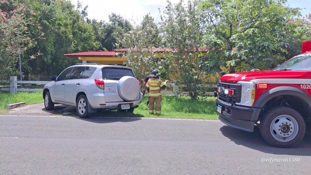 BCBRP's tweet photo. 🚒🚑 COCLÉ 

Un vehículo tipo camioneta colisionó contra un objeto fijo en calle Cristóbal Araúz, Penonomé.

Unidades del BCBRP y paramédicos del Servicio de Atención Médica Pre-Hospitalaria, Emergencias y Rescate (SAMER) atendieron la emergencia. 

#BCBRP #SAMER #Prevención https://t.co/SmLFYJAqV0