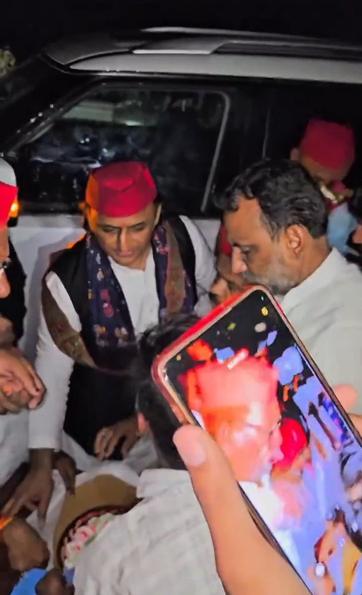 AnilYadavmedia1's tweet photo. UP के सबसे बड़े नेता @yadavakhilesh रात के दस बजे पूर्वांचल एक्सप्रेस वे पर युवा समर्थकों की डिमांड पर अपनी गाड़ी से उतरकर केक काट रहे हैं,

UP के इस Super Star नेता का मोबाइल नंबर UP के बीस करोड़ लोगों के पास है,

कोई भी इन्हें सड़क पर रोक सकता है,
इन्हें फोन लगा सकता है,
व्हाट्सप्प कर सकता है,
कार्यालय में आकर मिल सकता है,

इतना सर्वसुलभ नेता देश में दूसरा कोई नहीं है,