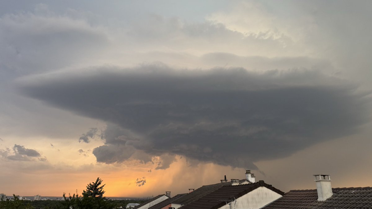 Firmin76's tweet photo. Voici le monstre qui transit entre les Yvelines et le Val d’Oise. Vu depuis Argenteuil. @MeteoExpress @meteociel @meteofrance @lachainemeteo @infoclimat @meteo60 @KeraunosObs https://t.co/WHYy2eNIs4