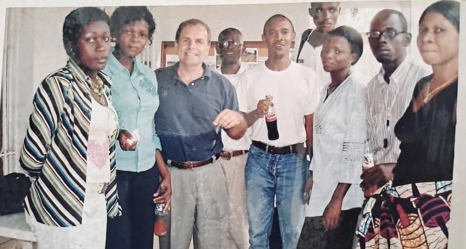 laudive1978's tweet photo. En ce jour anniversaire, des souvenirs me reviennent. Janvier 2006. J'ai revu ma toute première expérience dans une ONGI US. J'étais le petit stagiaire. Perdu. Inexpérimenté. Pas très skilled. Puis @NgwalaPhilippe m'a pris sous son aile. Pendant deux mois, jusqu'à 23h, nous restions au bureau. Il m'a tout transmis. TOUT. De la "Theory of Change (#ToC) / Logique d'intervention aux  Baseline & Endline studies"

Et un vendredi soir, il me dira : « Aujourd'hui était mon dernier jour. Je continue ma route ailleurs. Tu joueras désormais mon rôle. »

Surpris, il me tendit un papier à signer. C'était le CDD qu'il avait négocié pour moi. Je n'ai regardé que le salaire. C'était au-delà de mes rêves.

« Regarde toujours le job description », me dit-il.

J'ai signé. Il m'a dit : « Viens. »

Nous sommes allés chez lui. Son épouse, très enceinte, nous a servi à manger. Il était déjà minuit passé. Tous les deux m'ont accompagné jusqu'à la place Victoire pour prendre mon bus. J'ai pleuré.

Et son épouse me dit : « Laurent, quand tu seras un jour assis dans ton bureau climatisé, n'oublie pas que toi aussi, tu as été un apprenti… »

Avant que je ne monte dans le bus, Philippe m'a attrapé par l'épaule : « Écoute-moi bien. Dans ce métier, on ne construit rien seul. Ce que tu apprends ce soir, tu le dois à quelqu'un. Ce que tu sauras demain, quelqu'un en aura besoin. Ne garde jamais ce qui t'a été donné. Transmets-le. C'est comme ça qu'on devient vraiment grand. »

Puis j'ai combattu. J'ai coaché. J'ai mentoré. Toujours gratuitement. 

C'est ce jour-là que j'ai compris l'importance d'une épouse pour l'humanisme de son homme.

Merci, Philippe. 🙏 Salutations à Maman Mapasa.