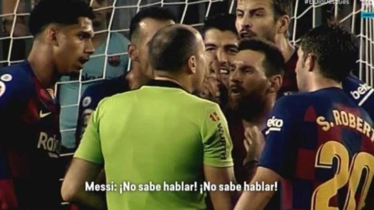 LionelMessiTR_'s tweet photo. Hakem, Dembele'ye kendisine kötü bir şey söylediği gerekçesiyle kırmızı kart gösterdikten sonra Messi araya girip "o konuşmayı bilmiyor" diyor..

Olayın komikliğinden Suarez bile dayanamayıp gülmeye başlamış.. https://t.co/gHOvGT3sDe