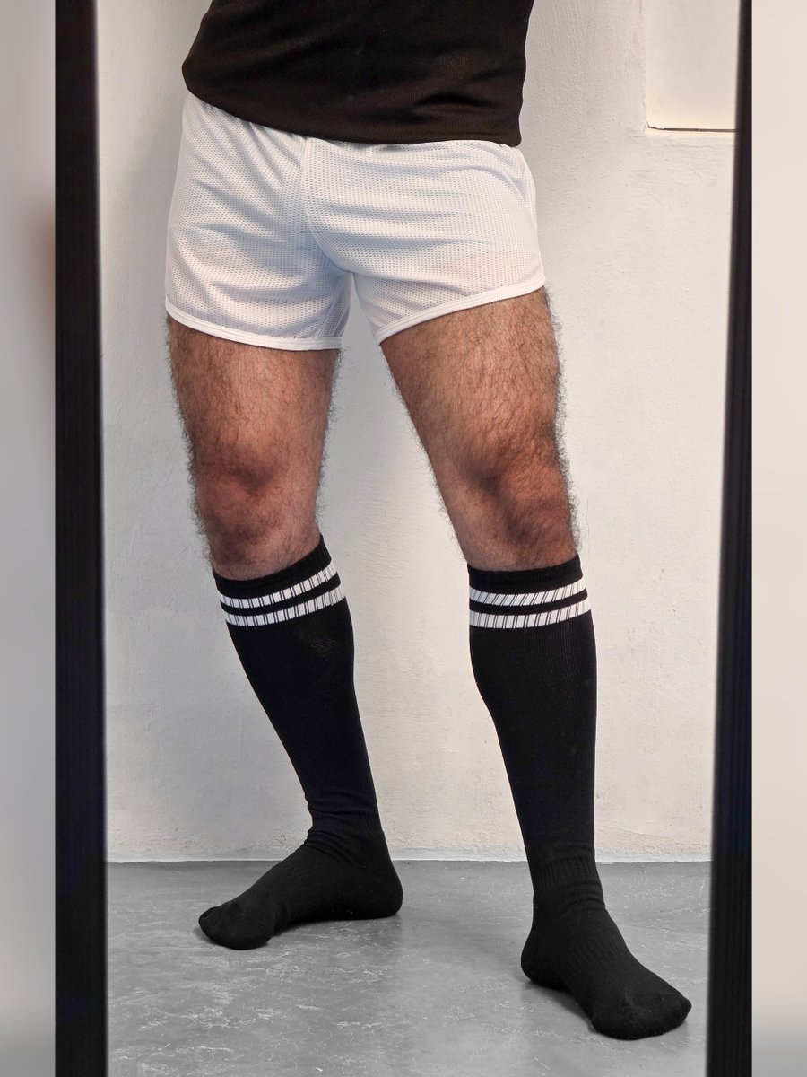 Fravrm2685's tweet photo. 👻

#men #boy #socks #whitesocks #shortshorts #shorts #menfeet https://t.co/sKnUO7ddUB