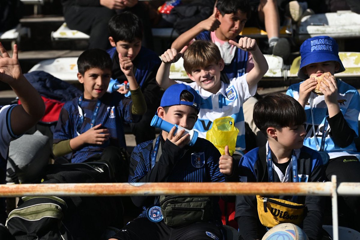 miguelsiciliano's tweet photo. ¡LOS PUMAS YA ENTRENAN EN EL KEMPES FRENTE A LAS ESCUELAS DE RUGBY SOCIAL DE LA PROVINCIA!

Un sábado celeste y blanco, con las escuelitas de #Rugby social de la ciudad y el interior en las tribunas del #Kempes acompañando el entrenamiento de #LosPumas que se preparan para enfrentar a Escocia. Una gran experiencia para los más jovencitos y un gran aprendizaje. Es una alegría que la @unionargentina elija una vez más a nuestra provincia para ser sede. Seguimos trabajando para continuar consolidando a Córdoba como la gran capital de los grandes eventos del país.

#HacerParaCrecer