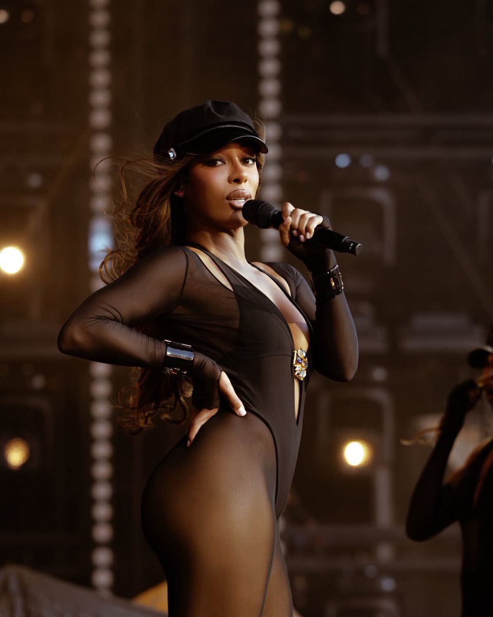 victoriantribe's tweet photo. Victoria Monét | The Romantic Tour
NIGHT FOUR 🌹🤍 Berlin (1/3) https://t.co/QG5U0gDNjk