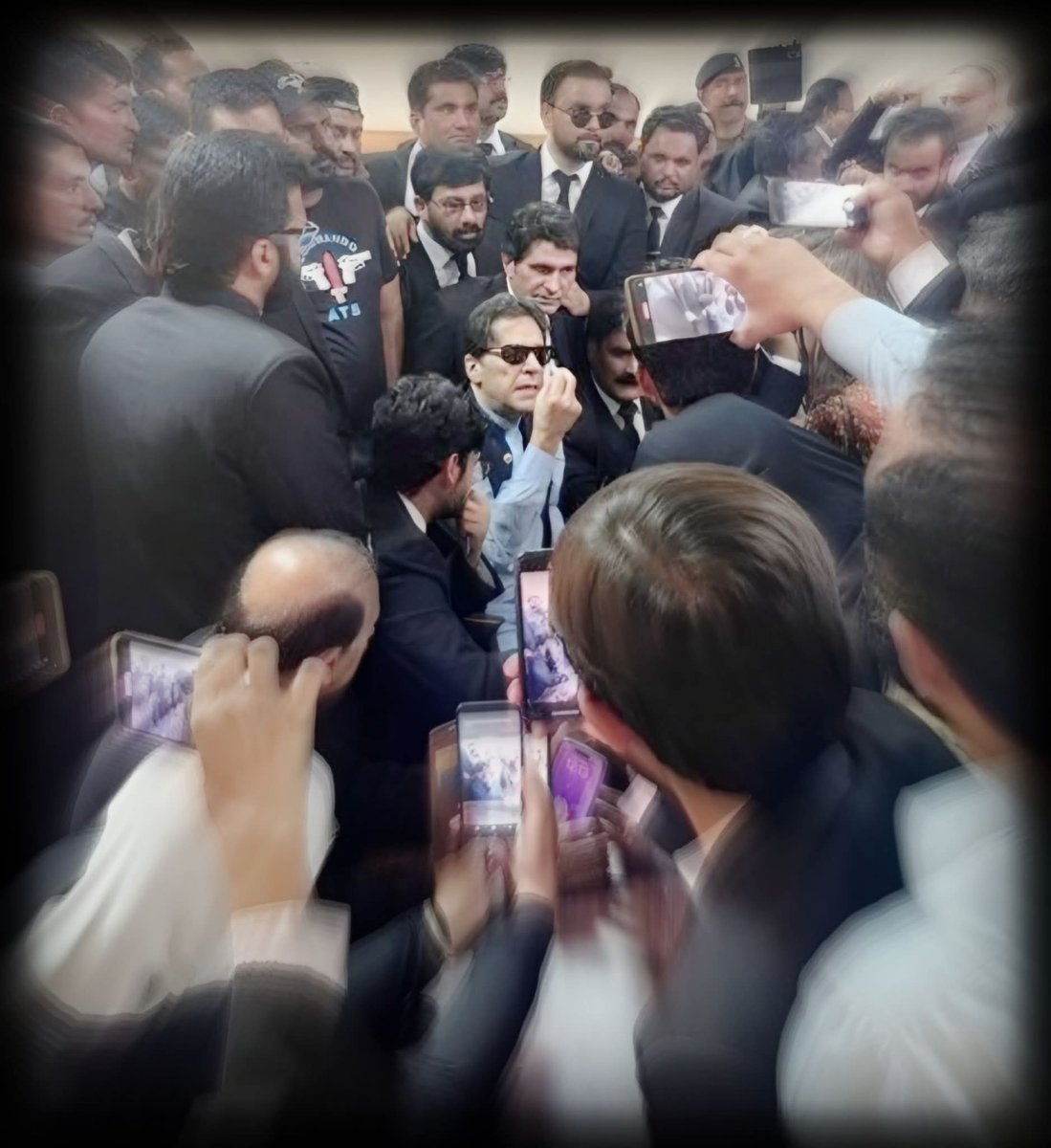 TahirMalik_IK's tweet photo. یہاں زمین کے ٹکڑوں پہ جنگ ہوتی ہے                              آپ تو چاند کا ٹکڑا ہیں، اللہ خیر کرے https://t.co/B45stgGHWp