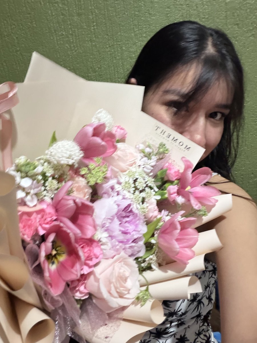 arrocitotnt's tweet photo. Vengo a presumir mis florecitas patrocinadas por mi esposita bonita aka @Honneyysweet 👩‍❤️‍💋‍👩💞 
Ya es el sexto ramo que me da este año hagan huelga para que la florería le de descuento https://t.co/X2K5PKbyGt