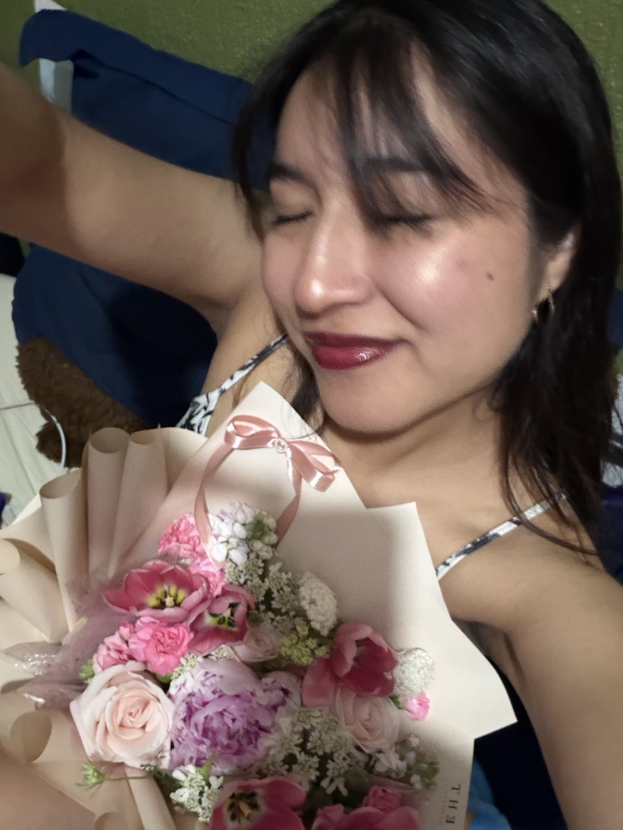 arrocitotnt's tweet photo. Vengo a presumir mis florecitas patrocinadas por mi esposita bonita aka @Honneyysweet 👩‍❤️‍💋‍👩💞 
Ya es el sexto ramo que me da este año hagan huelga para que la florería le de descuento https://t.co/X2K5PKbyGt