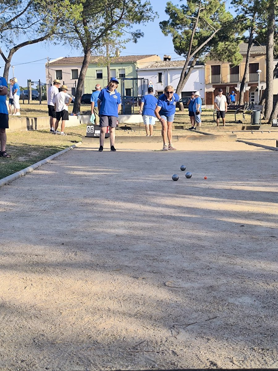 AjCMalavella's tweet photo. 🏆Avui, s’ha celebrat el torneig d’estiu de petanca en modalitat de tripletes, organitzat per l’Esplai La Caixa.
Una jornada per gaudir de l’esport a l’aire lliure, la companyia i el bon ambient, on la petanca ha estat la gran protagonista a #CaldesdeMalavella. 🙌🏽👏🏻 https://t.co/a7Sh5vT80a
