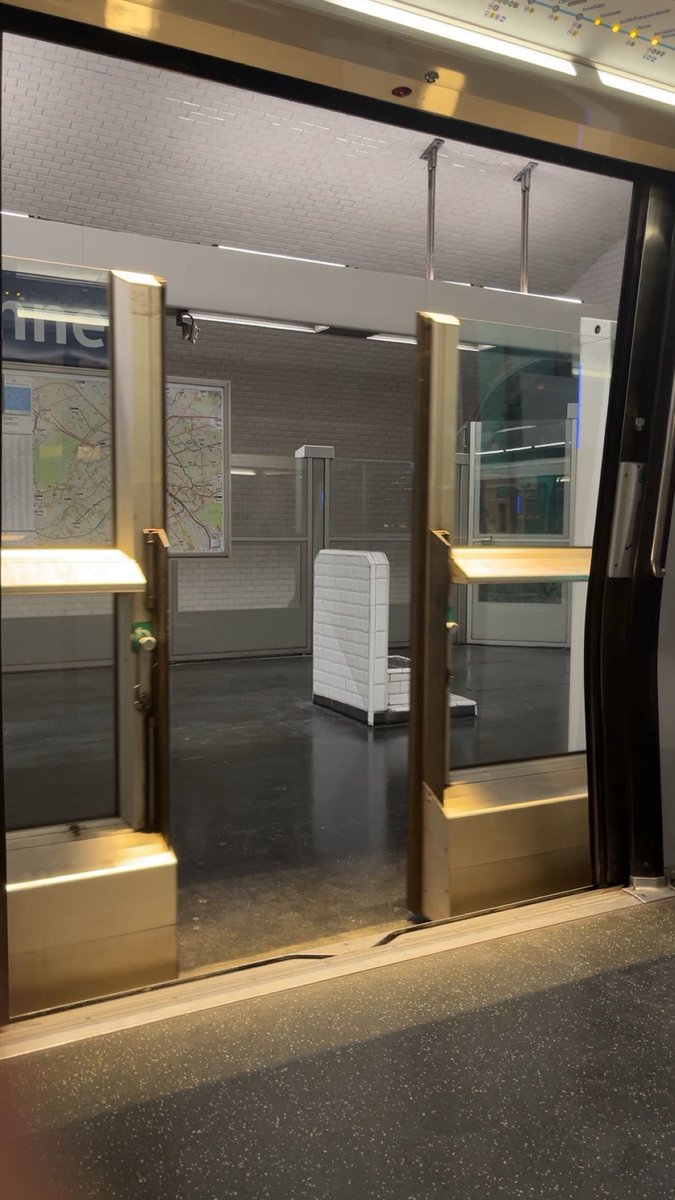 RailVisionIDF's tweet photo. Bonjour @Ligne13_RATP à la station Varenne l’avant dernier porte palière ne s’ouvre et se ferme qu’après un délai de 5 secondes environ. C’est assez dangereux, pouvez vous réglez ça ? 
Bonne soirée https://t.co/0SSc4CBvvm