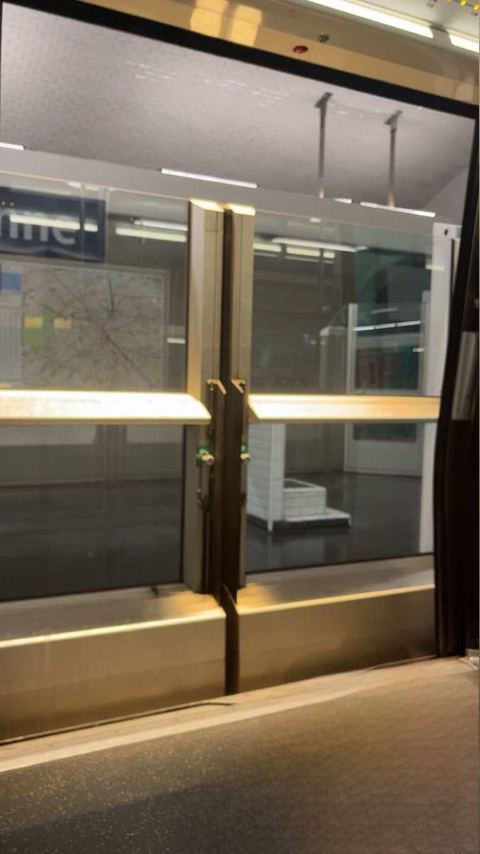 RailVisionIDF's tweet photo. Bonjour @Ligne13_RATP à la station Varenne l’avant dernier porte palière ne s’ouvre et se ferme qu’après un délai de 5 secondes environ. C’est assez dangereux, pouvez vous réglez ça ? 
Bonne soirée https://t.co/0SSc4CBvvm