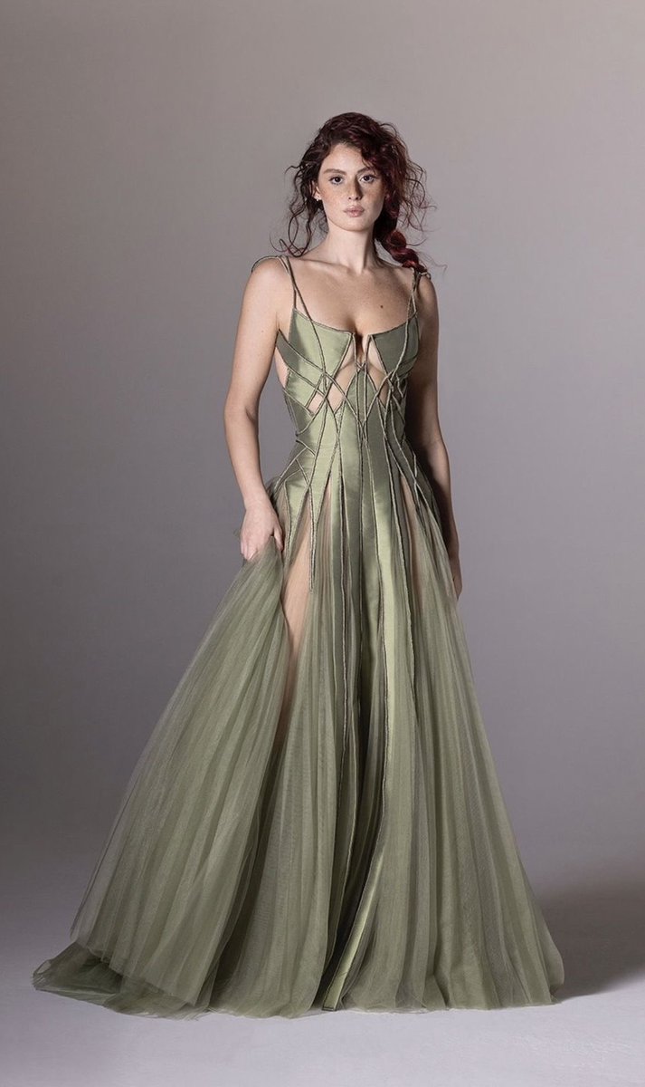 night_enchanter's tweet photo. Okay but Qunari ladies in these dresses…..👀 https://t.co/j4wChe3to2