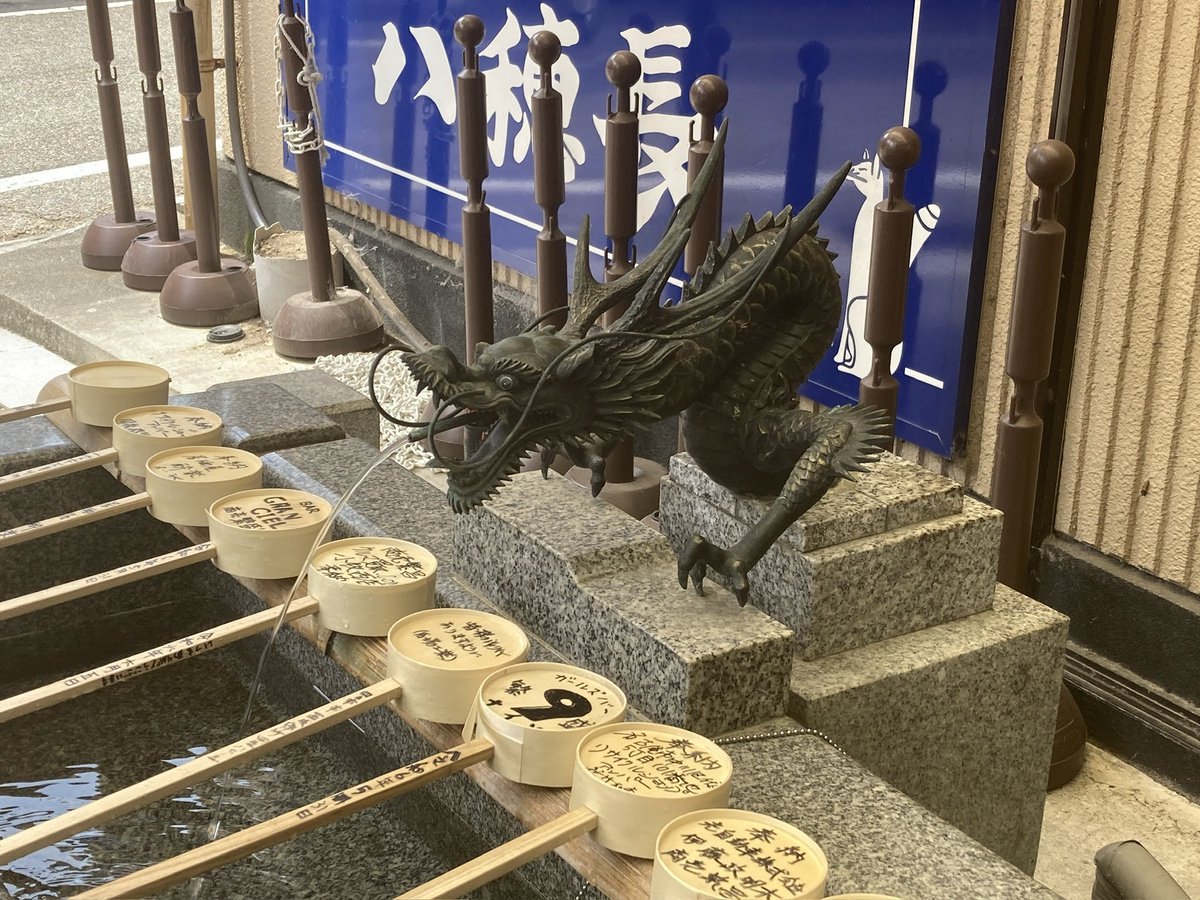 ggg3fukufukumen's tweet photo. おはようございます😊

「これから」が、
「これまで」を決める。

過去に何があったか。
どれだけ遠回りしたか。
どれだけ失敗したか。
どれだけ悔しい思いをしたか。

そんなものは、
最後まで決まっていない。

人生は不思議なもので、
過去そのものが人生を決めるんじゃない。

その過去を、これからどう意味づけるか。
それで人生は変わっていく。

苦しかった日々も、
今ここから立ち上がれば
「あの経験があったから強くなれた」になる。

悔しかった出来事も、
今ここから本気で動けば
「あの悔しさが自分を変えた」になる。

遠回りした時間も、
今ここから前に進めば
「あの遠回りにも意味があった」になる。

逆に、
これからを投げ出してしまえば、
過去はただの傷になる。
ただの後悔になる。
ただの言い訳になる。

でも、
これからを大切に生きれば、
過去は全部、材料になる。

失敗は経験になる。
挫折は深みになる。
涙は優しさになる。
悔しさは力になる。
孤独は覚悟になる。

だから、
人生を決めるのは
昨日までの自分じゃない。

今日からの自分だ。

何歳からでもいい。
何度転んでもいい。
遅すぎるなんてことはない。

これから笑えば、
これまでの涙に意味が生まれる。

これから挑めば、
これまでの失敗に価値が生まれる。

これから変われば、
これまでの人生すら
「必要な道だった」と思える日が来る。

過去を変えることはできない。
でも、
過去の意味は変えられる。

その鍵を握っているのは、
いつだって
これからの自分なんだ。

だから大丈夫。

これまでがどうだったかで
人生を決めるな。

これからどう生きるかで、
これまでを輝かせていけ。