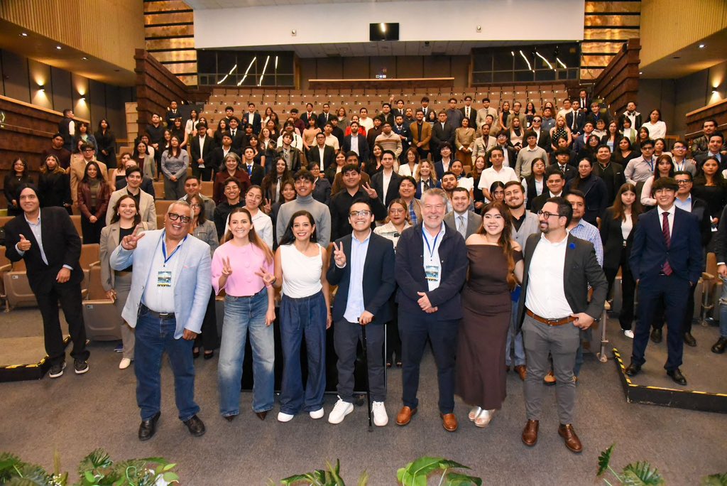 luisag_urena's tweet photo. Cada vez es más difícil ser joven en México.

Encontrar un empleo bien pagado, independizarse, comprar una vivienda o construir un patrimonio parece un sueño cada vez más lejano.

En Acción Nacional creemos que el mejor legado que puede dejar un gobierno es construir un país donde las y los jóvenes sí puedan hacer realidad su proyecto de vida, donde el talento pese más que los obstáculos y donde el esfuerzo sí abra puertas. Ese es el México que queremos construir. 💙🇲🇽