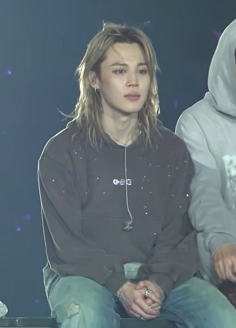 chxselor's tweet photo. @shumon_jisoo @7KANISHK7 right 😭
with all those whitewashed pics. meanwhile jm normally mogging her after a performance https://t.co/TBm54cOgum