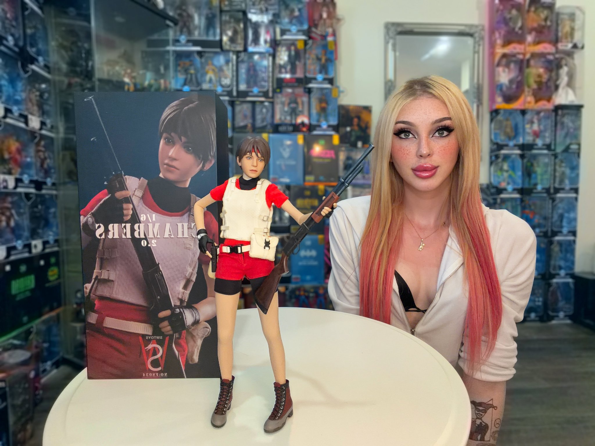 another new video up on youtube 😇 opening another rare resident evil 1/6 scale figure 😯 https://t.co/TpSFzG4Wlx https://t.co/MVTkJ6fsNE