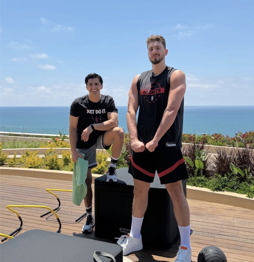 gossipmagazinn's tweet photo. Yıllık 37 Milyon Dolar maaş alan NBA’de boy gösteren gururumuz Alperen Şengün, ailesiyle gittiği Antalya tatilinde “The Regnum Crown” adlı otelde konakladı.

1 hafta konaklamaya 1.425.000₺ ödeyen Alperen Şengün gündem oldu. https://t.co/eioRhO1z42
