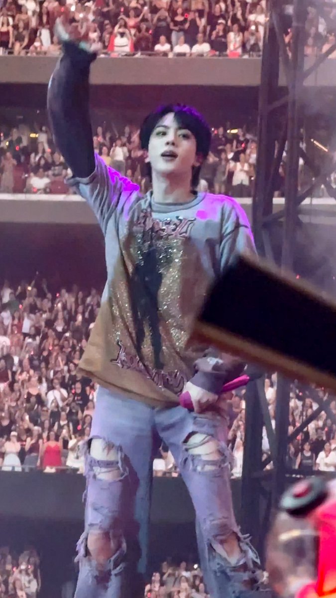 LoveHateHimMin's tweet photo. So ummm why is Jin naked? https://t.co/zgdxW15TaZ