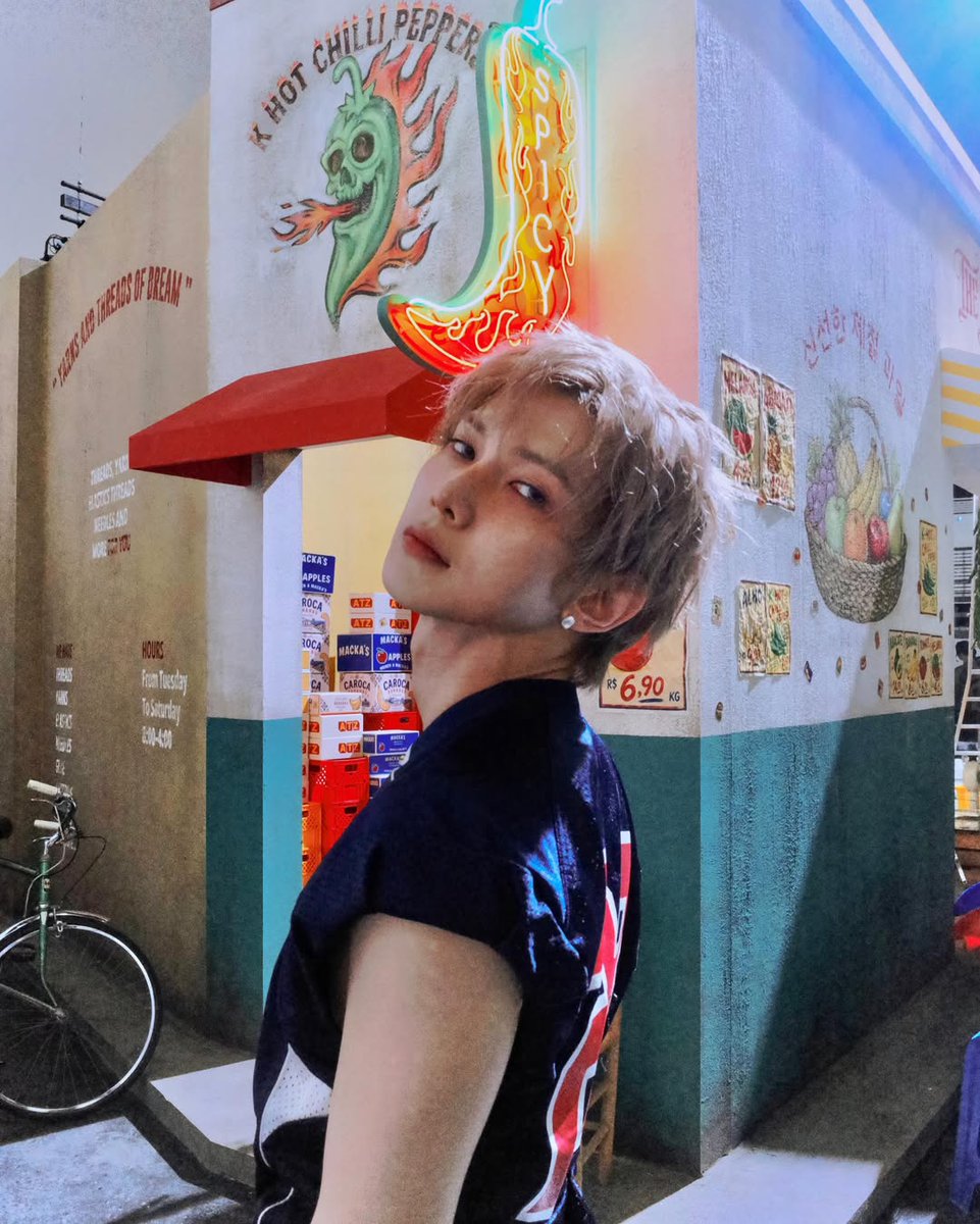 pha3dra_'s tweet photo. this photo makes me feel insane actually i wanna put my hand around his neck https://t.co/3iJYmyGTd8