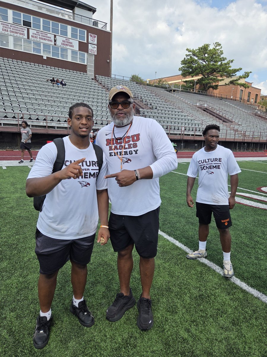 cox_jaman64099's tweet photo. Jamantay and I had a wonderful time @NCCU ! I enjoyed coach Clay, the LB coach. Words can't describe how good it was to see family! S/O to coach Highsmith as well! @JamantayC https://t.co/VzwBQSdNrt