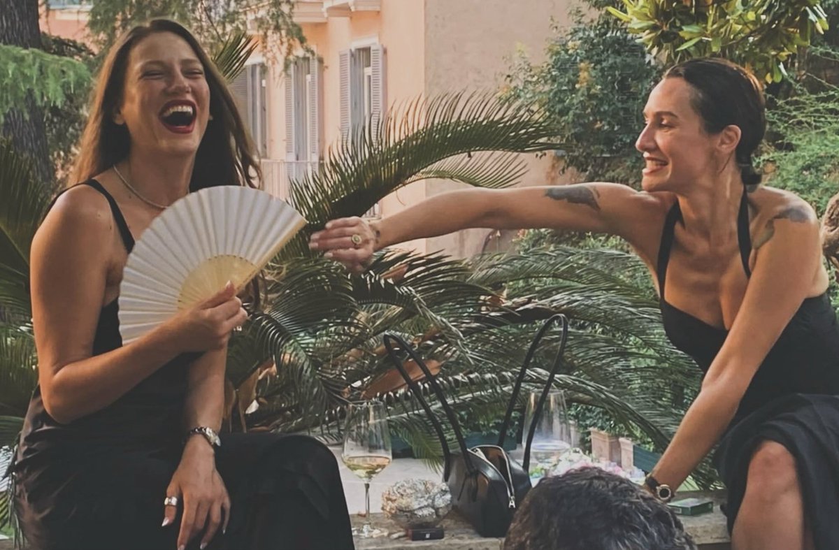 serenaysspage's tweet photo. Serenay Sarıkaya ve Birce Akalay ✨️🤍 https://t.co/AVGg5o6axf