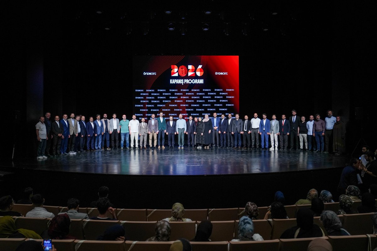 aceylantr's tweet photo. ÖNDERGençlik ❣️

ÖNDERGençlik 2026 Kapanış Programımızı büyük bir coşku ve heyecanla gerçekleştirdik.

Yıl boyunca projelerimizde eğitim gören gençlerimize sertifikalarını, programları başarıyla tamamlayan gençlerimize ise yurtdışı seyahati ödüllerini takdim ettik.

Programımıza teşrif ederek bizleri onurlandıran İlim Yayma Vakfı Mütevelli Heyeti Başkanı Sayın Necmeddin Bilal Erdoğan Ağabeyimize ve kıymetli misafirlerimize şükranlarımızı sunuyoruz.

Geleceğe umutla yürüyen, yürekleri heyecanla dolu, secdelerine, hayallerine ve dualarına sahip çıkan imam hatipli gençlerimizle yarınlarımızın çok daha güzel olacağına yürekten inanıyoruz.