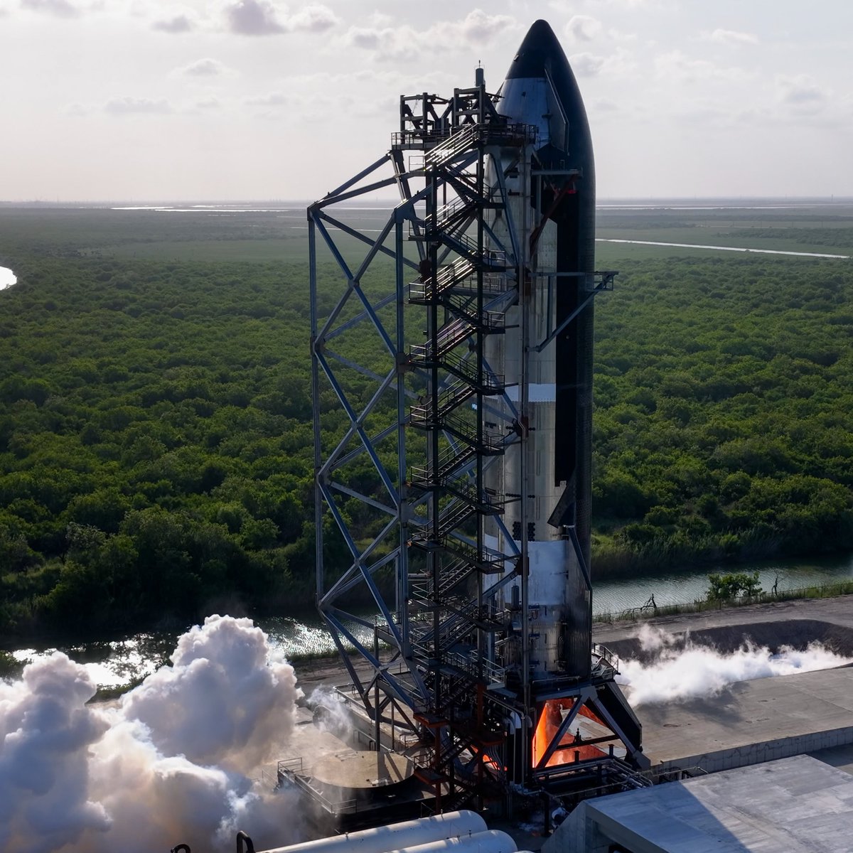 SpaceNews92's tweet photo. As SpaceX gears up for Starship Flight 13, Ship 40’s flawless full-duration Raptor static fire just eliminated one of the biggest lingering risks for the upper stage.
Read More:
https://t.co/YLuUqJxydr
#spacex #ship40 #starship #flight13 https://t.co/HiE4qPZGty