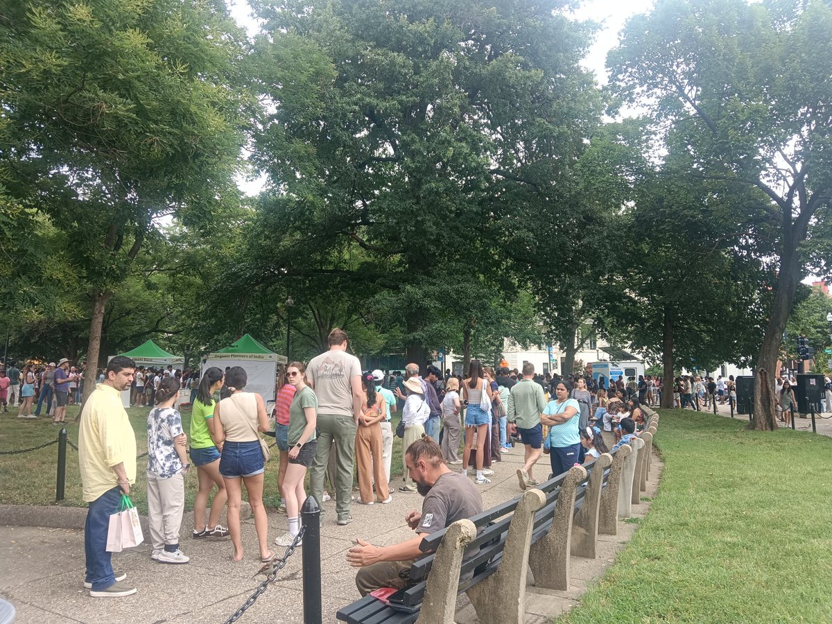 SHEKARSUSHEEL's tweet photo. The Indian embassy, Washington DC, organised a Mango Festival, at Dupont circle, Washington DC. The venue was packed. Long long queues to get a taste of the Indian mangoes. Had to wait almost two hours. But everyone got the mangoes. Well organised. The mangoes were of very high quality. 👍