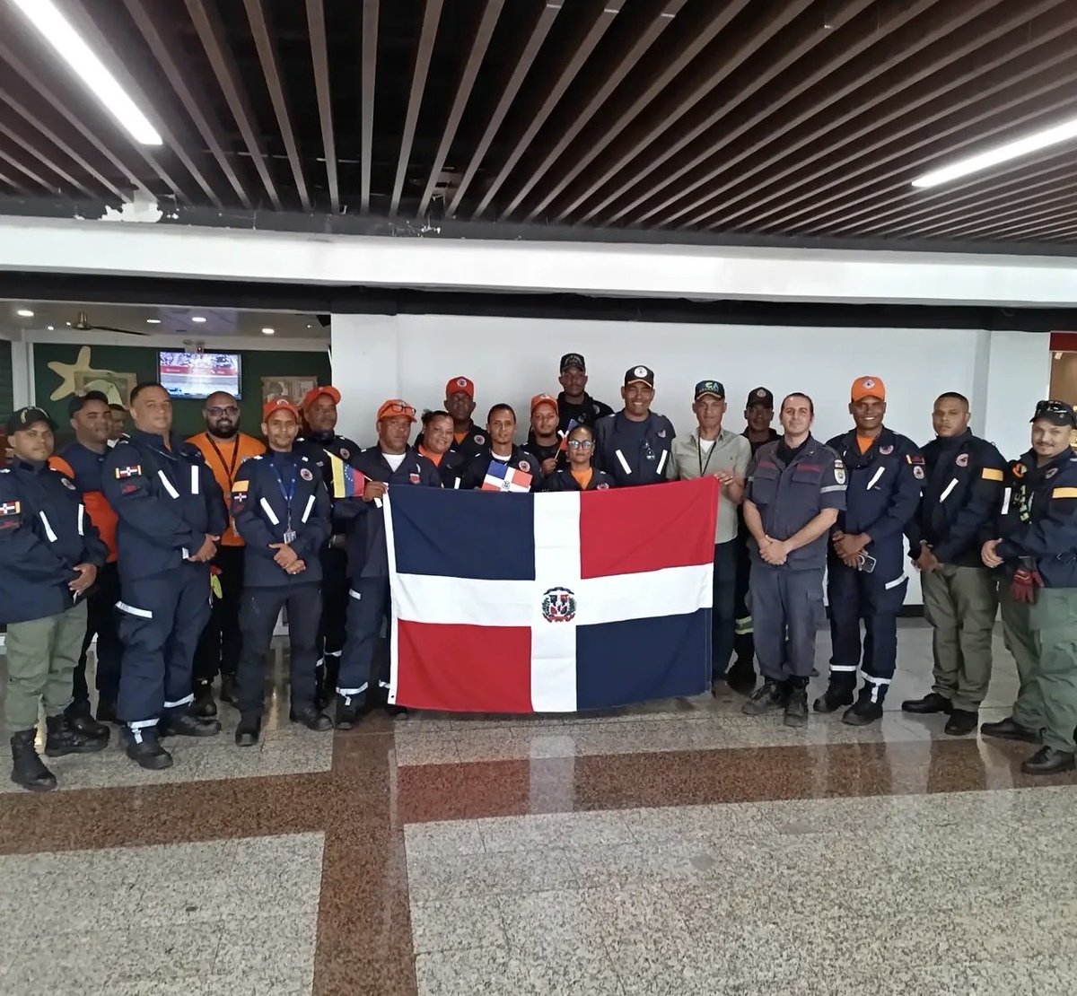 VVperiodistas_'s tweet photo. Mientras personas siguen atrapadas bajo los escombros, el régimen chavista le negó la entrada al país a un equipo de rescatistas que venía de República Dominicana. https://t.co/vw8b19uNDz