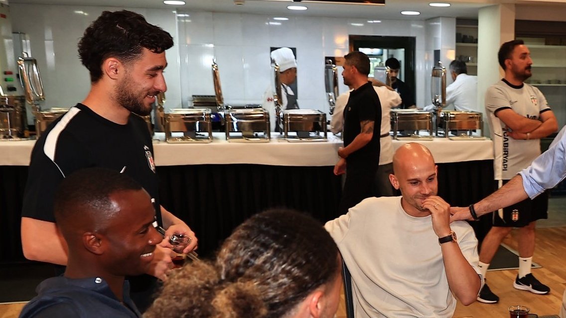 sortSYHformaBYZ's tweet photo. Beşiktaş'ın ilk Nike ürünleri 📸 https://t.co/zRXIW2buQF
