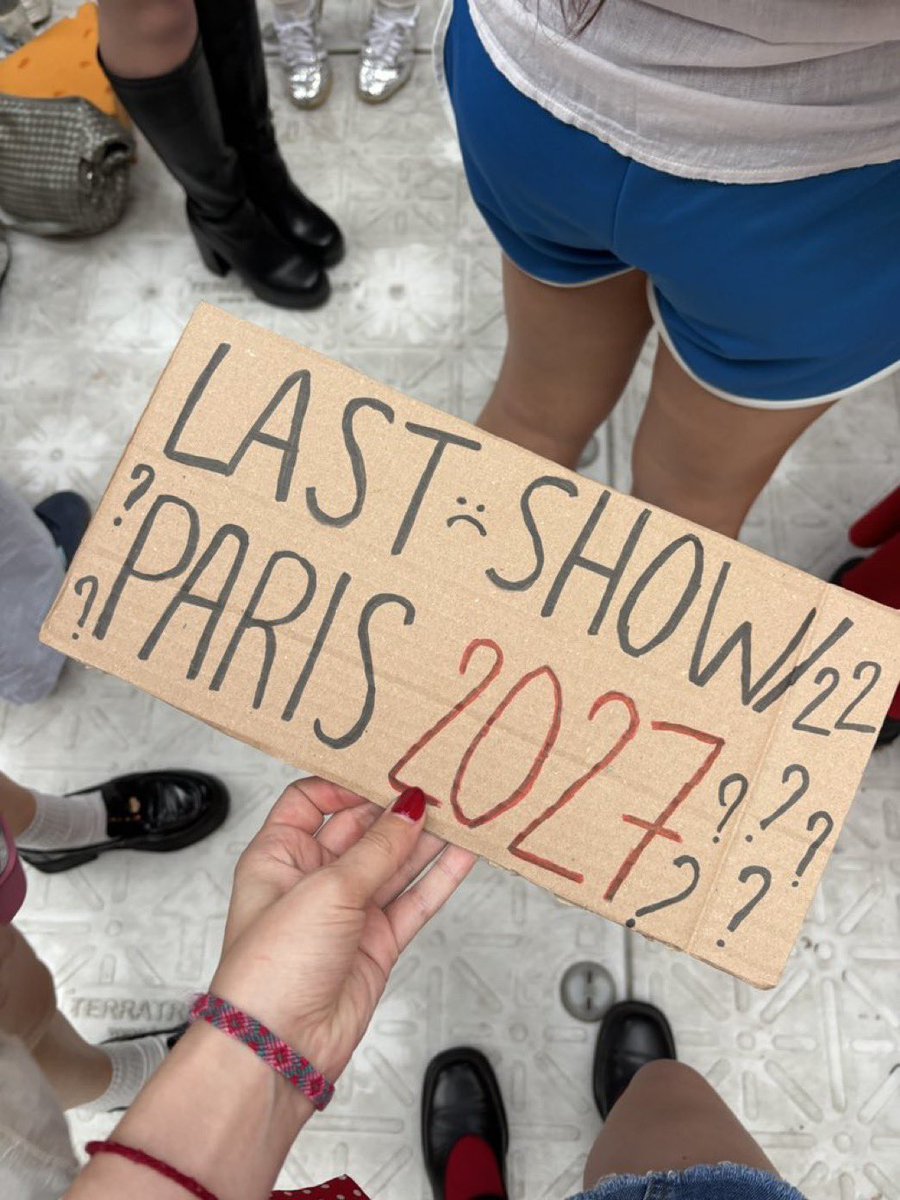 HS_News_2's tweet photo. Harry laughed at this sign at Wembley Stadium tonight 👀

- June 27, 2026 https://t.co/iahX4Dnson