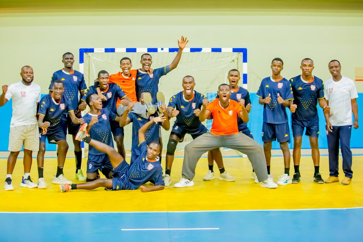 kigalitoday's tweet photo. #KTSports
Kuri uyu wa Gatandatu, ikipe ya APR HC yatsinze Police HC ibitego 31-25 mu mukino wa gatatu muri itanu ya kamarampaka igomba kugena ikipe yegukana igikombe cya Shampiyona ya Handball 2025-2026 wabereye muri Petit Stade Amahoro I Remera.
Gutsinda uyu mukino byabujije Police HC kwegukana igikombe kuko imikino ibiri yabanje yose ariyo yari yayitsinze aho yasabwaga gutsinda uwa gatatu igatwara igikombe.
Umukino wa kane uteganyijwe kuri iki Cyumweru Saa kumi n'Imwe z'umugoroba muri Petit Stade Amahoro, aho mu gihe APR HC yawutsinda hategerezwa umukino wa gato mu gihe Police HC iwutsinze yahita itwara igikombe.
Mu guhatanira umwanya wa gatatu, ikipe ya GS Tabagwe yasubiriye Gicumbi HT iyitsinda ibitego 35-26 ihita iwegukana kuko yari yanayitsinze mu mukino wa mbere.