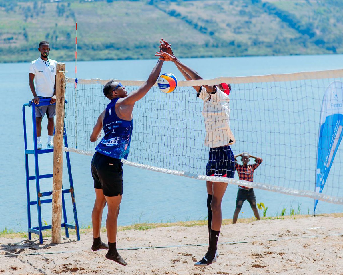 kigalitoday's tweet photo. #KTSports
Kuri uyu wa Gatandatu hasojwe imikino y'ijonjora ry'ibanze ndetse na 1/8 muri shampiyona ya Volleyball ikinirwa ku mucanga ikomeje kubera mu Karere ka Rwamagana kuri Falcon Golf & Country Club kuva ku wa Gatanu w'iki cyumweru mu bagabo n'abagore.
Mu bagabk, ni imikino yasize amakipe umunani aho buri imwe iba igizwe n'abakinnyi babiri ariyo ageze muri 1/4 kizakinwa kuri iki Cyumweru ari nabwo hazakinwa imikino ya nyuma. Ikipe Vincent/Prince izakina n'ikipe Shyaka/Valentin naho ikipe Fabrice/Fred ikine n'ikipe Matsiko/Gasore.
Ku rundi rundi ruhande, ikipe Mandela/Revis izakina n'ikipe Olivier/ Saidi mu gihe hanateganyijwe umukino umwe wa 1/8 waraye utabaye uzahuza ikipe ikipe Inema/Jushua na Denzel/Rukundo aho izakomeza muri 1/4 izahahurira n'ikipe Gloire/Gatsinzi.