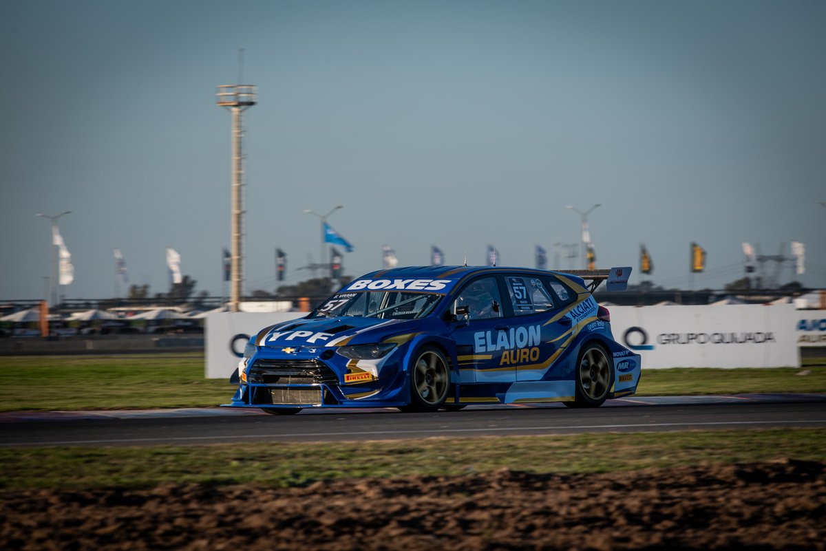 MatiasBalducci's tweet photo. #TC2000 POLE DE FRANCO VIVIAN EN SAN NICOLÁS

Segunda pole position de la temporada para el piloto del YPF Elaion Auro Proracing. Fue seguido por Emiliano Stang y Matías Rossi

Final (35 minutos + 1 vueltas) mañana desde las 13hs https://t.co/6xf6o9Xcin