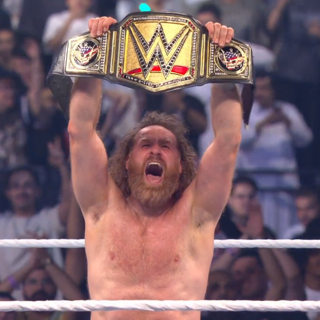 WWEespana's tweet photo. ¡¡SAMI ZAYN ES EL NUEVO CAMPEÓN DE WWE!!
@SamiZayn 🏅 #WWENOC https://t.co/aVUP75JzM9