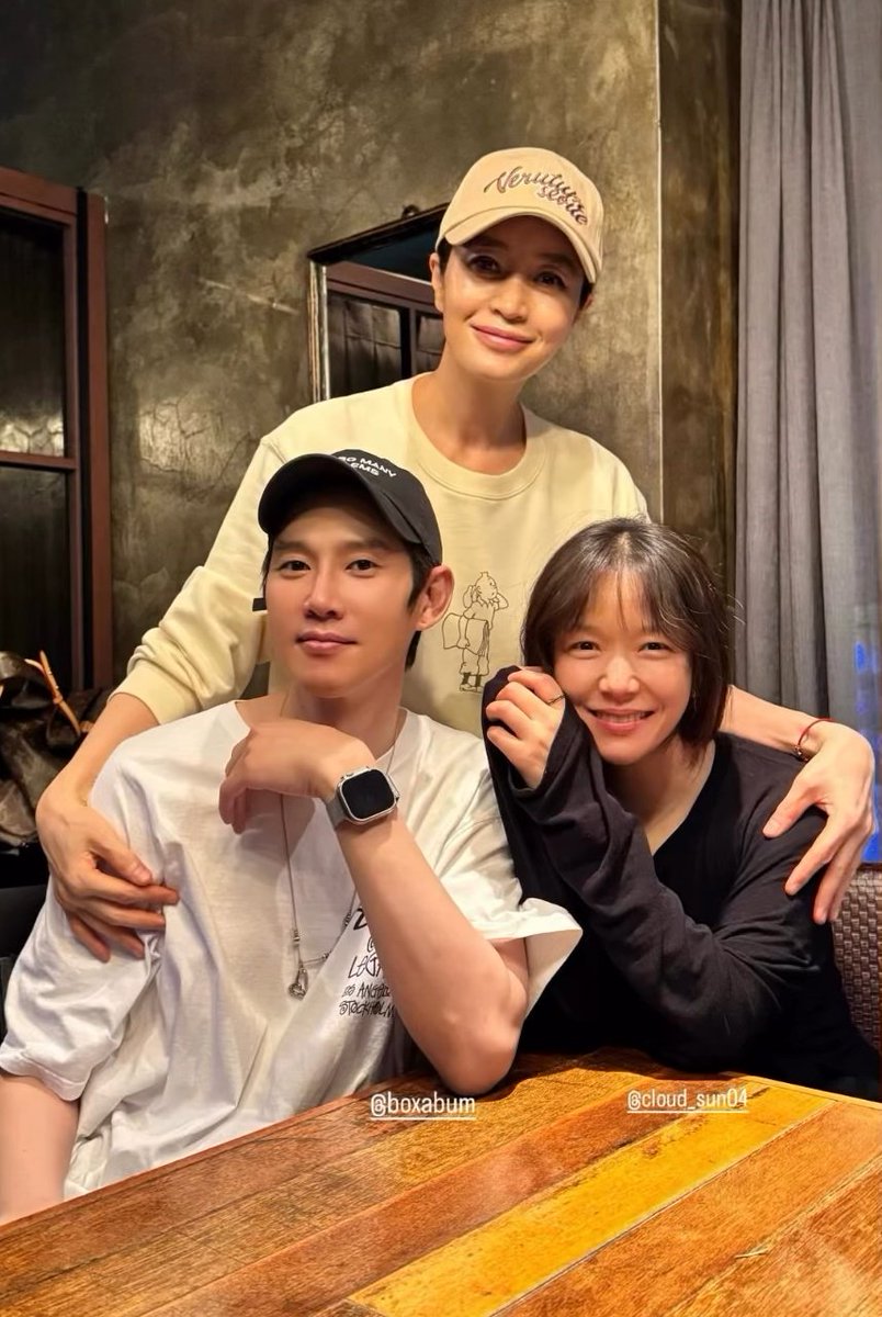 sora2tweet's tweet photo. 260627 김혜수IG stories
俳優のキム・ヘスさん、舞台렁스を観に来られたんですね☺️
何という美脚✨✨✨

 #パク・ソンフン #パクソンフン https://t.co/AO4fSITh1I