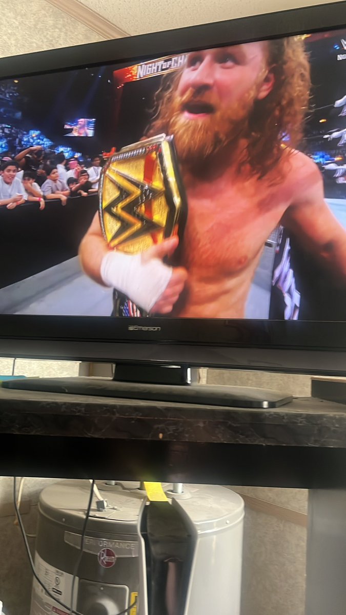 ChrisRodrigue91's tweet photo. I thought I saw everything in wrestling but @WWE let @SamiZayn get the undisputed wwe championship https://t.co/fpwUsEReEy