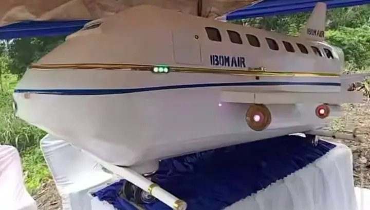 Ndiblow's tweet photo. "Boarding is now available... but this flight has no return ticket." 💀✈️

Your final destination. No flight delay, no lost luggage." 😭😂

Creativity na water 😂 https://t.co/PaO5YhBZTd