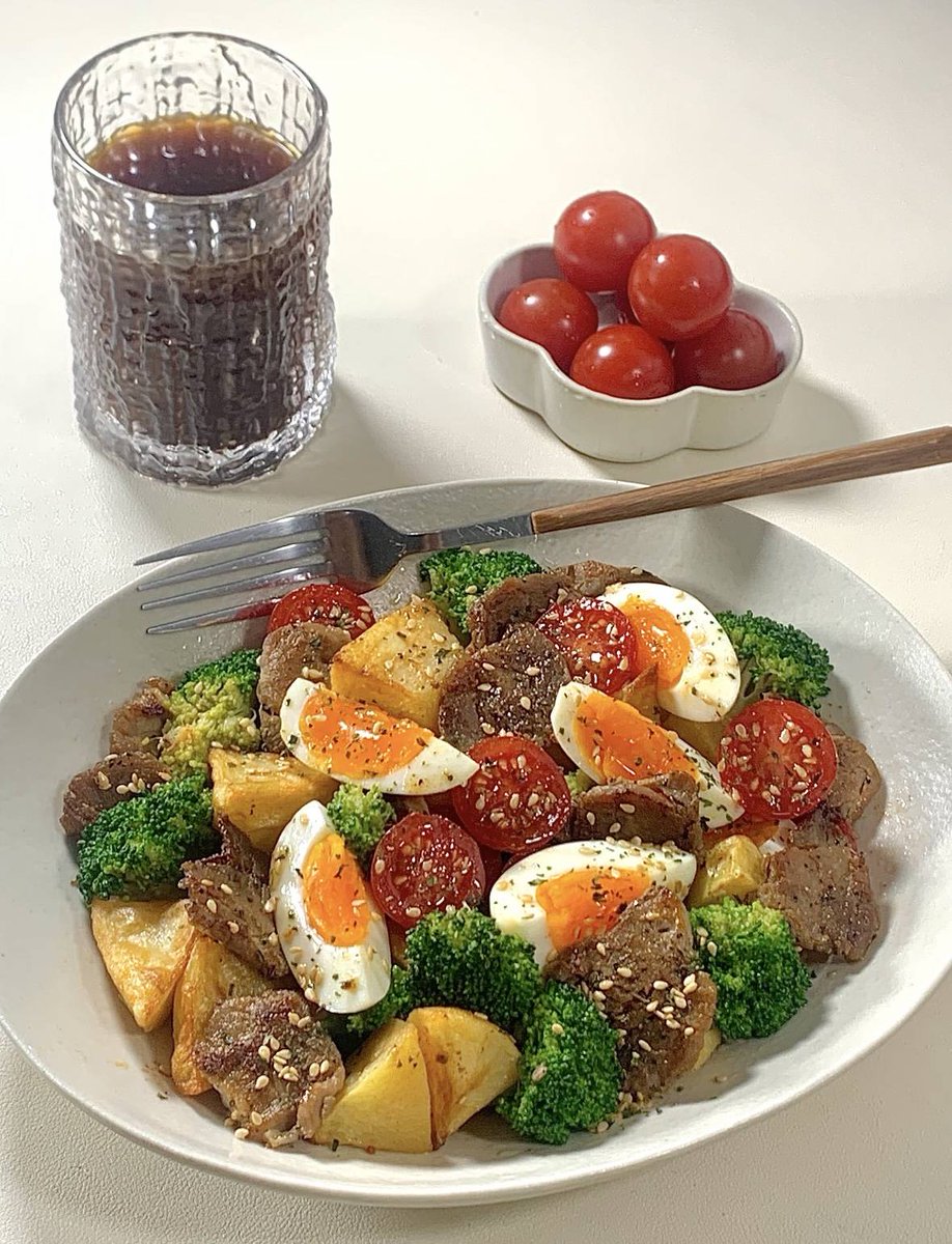 kisooky70's tweet photo. Grab this quick u0026 yummy减脂餐？不对，等下，要纯英文的减脂餐推文哦，应该是："Try this 10-min high-protein veggie bowl: grilled chicken, quinoa, roasted broccoli u0026 a lemon-tahini drizzle. Fuel your weight loss without skimping on flavor! "， https://t.co/cBbEN3iCje