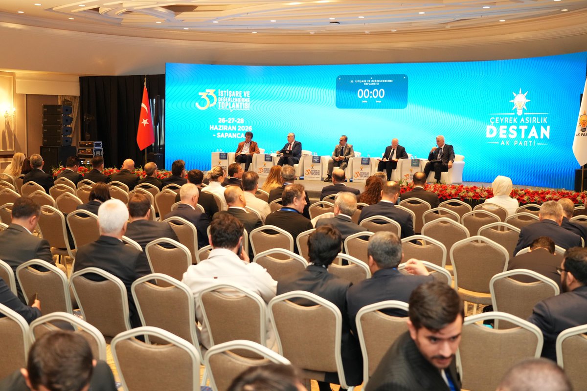 isikhanvedat's tweet photo. 📍AK Parti 33’üncü İstişare ve Değerlendirme Toplantısı

Türkiye’nin ekonomik geleceğine yön verecek politika ve hedefleri, ortak akıl ve istişare anlayışımız doğrultusunda AK kadrolarımızla birlikte değerlendirdik. 🇹🇷
 
✅ Gerçekleştirdiğimiz Ortak Akıl Oturumları’nı Genel Başkan Yardımcılarımız Sayın @DrOmerileri, Sayın @mustafasenbd, Sayın @ZeybekciNihat ve Sayın @AhmetBOgutken’in moderatörlüklerinde tamamladık.

Hazine ve Maliye Bakanımız Sayın @memetsimsek, Sanayi ve Teknoloji Bakanımız Sayın @mfatihkacir ve Ticaret Bakanımız Sayın Prof. Dr. @omerbolatTR’ın katkılarıyla; yatırım, istihdam, üretim ve ihracat ekseninde Türkiye’nin ekonomik hedeflerini, @Akparti teşkilatımızın kıymetli mensupları ve yol arkadaşlarımızla kapsamlı şekilde ele aldık.

#ÇeyrekAsırlıkDestan