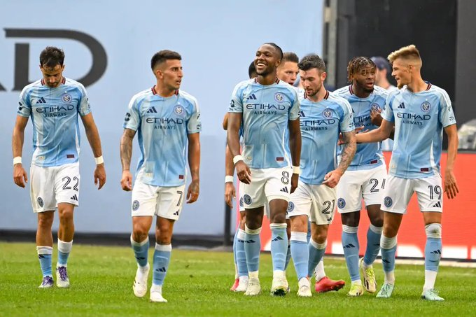 central_dobr's tweet photo. ⚽️ T52 | R18 | Maiores vantagens

- Douradina (C7): 9 pts
- Colorado (C2), Meier (C5): 8 pts
- Udi (CB): 7 pts
-
- Guará (CCup), Potiguar (B1), : 5 pts
-
- Wolf Guará (C4): 3 pts
-
- Rato (B2), Amnésia (C1): 1 pt
- Rinha (C3), Intervalqueire (C6): 0 pt https://t.co/P3gly2jxr4