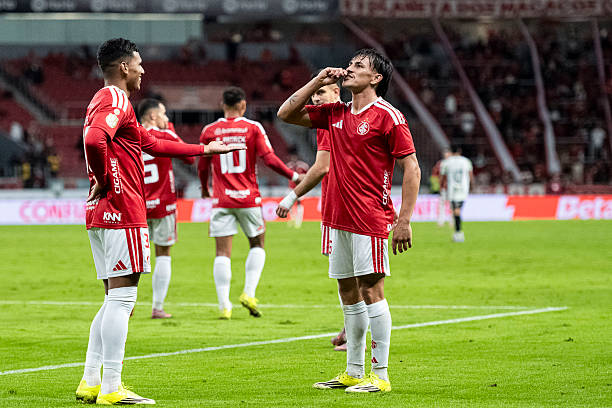 central_dobr's tweet photo. ⚽️ T52 | R18 | Maiores vantagens

- Douradina (C7): 9 pts
- Colorado (C2), Meier (C5): 8 pts
- Udi (CB): 7 pts
-
- Guará (CCup), Potiguar (B1), : 5 pts
-
- Wolf Guará (C4): 3 pts
-
- Rato (B2), Amnésia (C1): 1 pt
- Rinha (C3), Intervalqueire (C6): 0 pt https://t.co/P3gly2jxr4