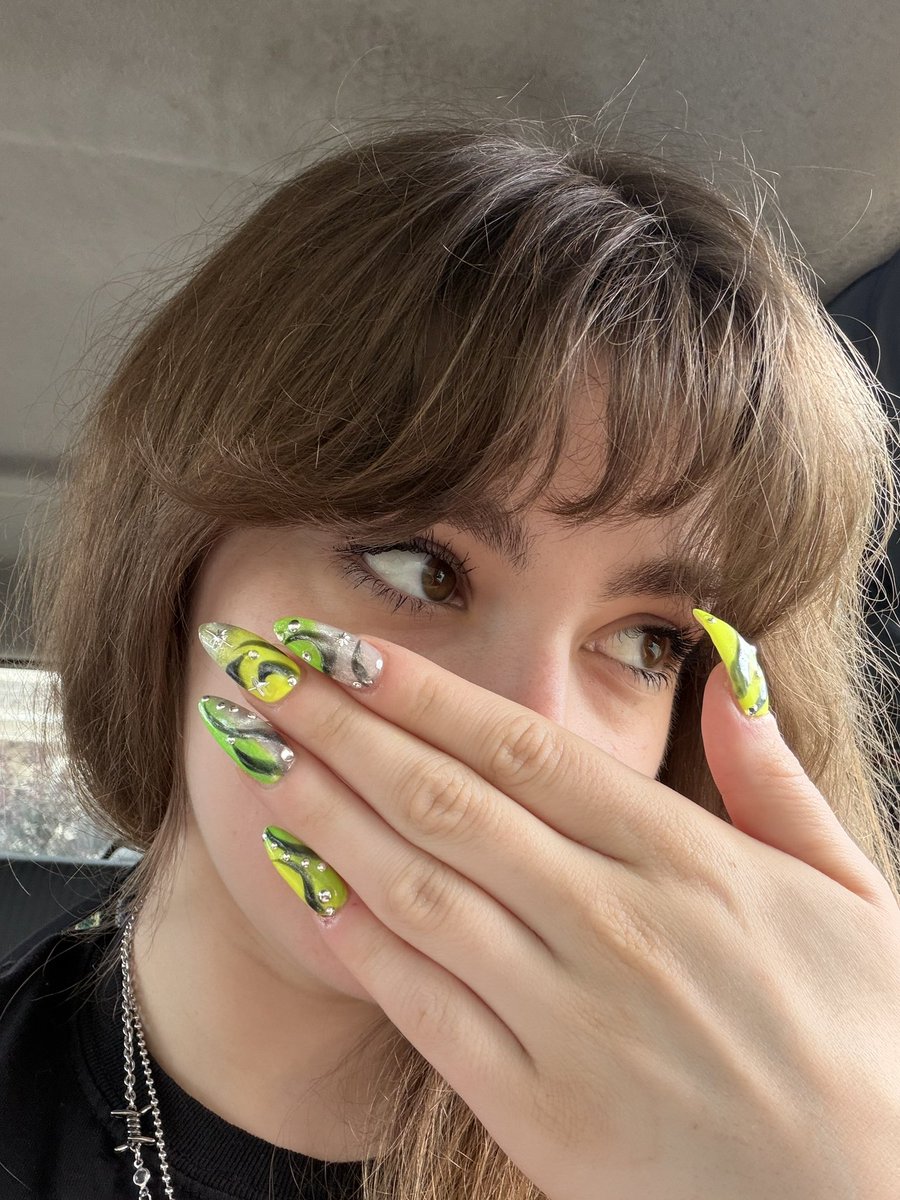 thebajababe's tweet photo. New nails 💚🖤⚡️ https://t.co/MTV4ZsY0Ue