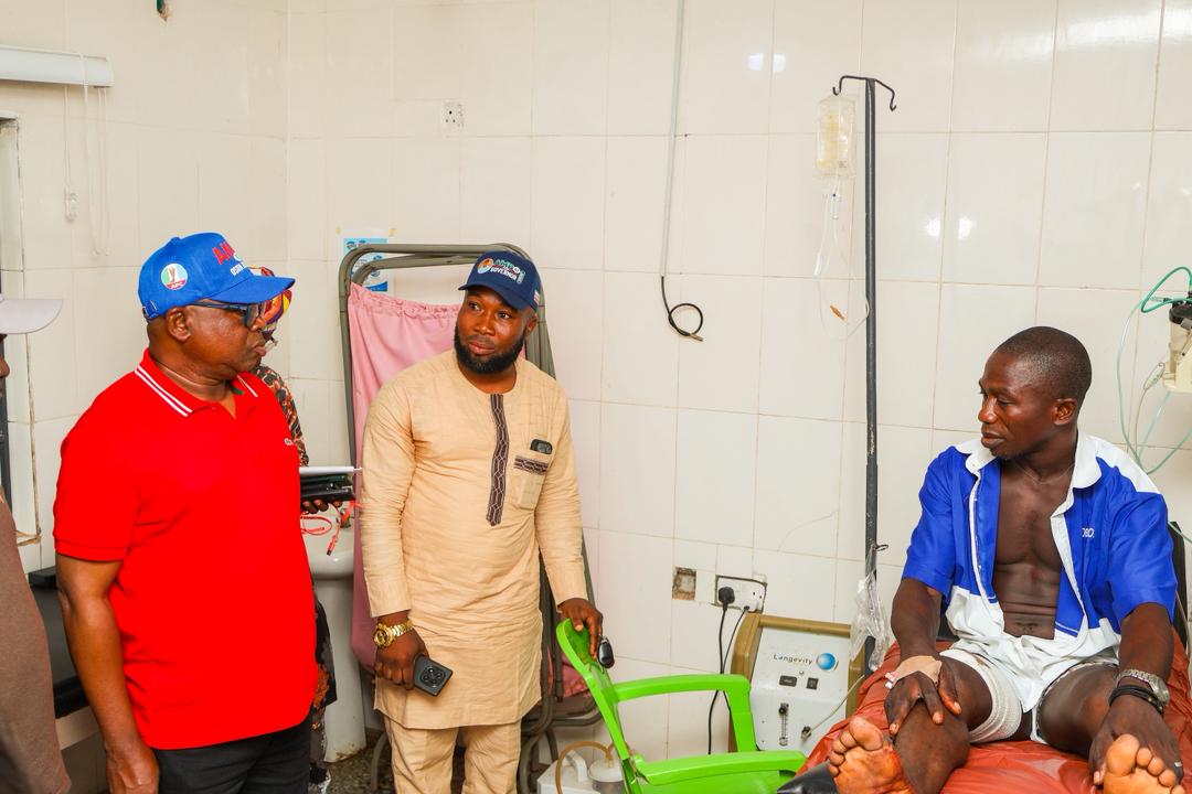 ismailj66's tweet photo. The comedians called Osun APC and their supporters have now turned full Nollywood actors. 

The attached pictures shows AMBO and his team on a condolence visit to victims of accident that occurred during the APC rally in Ede a few days ago.

All their terror acts has been exposed https://t.co/wxcADQY1Vl